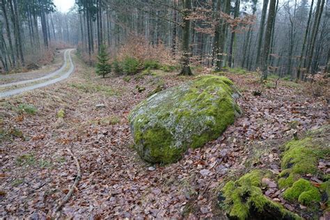  Dinding – Abstrakcyjna Symfonia Kolorystnych Kontrastów!